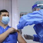 Un hombre recibe una dosis de la vacuna de AstraZeneca contra la COVID-19 en un hospital de Chisináu, Moldavia. REUTERS/Vladislav Culiomza