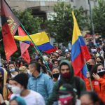 Manifestantes participan en las protestas contra un proyecto de reforma fiscal del Gobierno del presidente Iván Duque, en Bogotá, Colombia, 29 de abril, 2021.  REUTERS/Luisa González