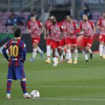 Lionel Messi reaccionando mientras los futbolistas de Granada celebran el gol de la victoria de Jorge Molina 

 REUTERS/Albert Gea