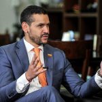 El ministro del Interior de Colombia, Daniel Palacios, habla durante una entrevista en su oficina Carlos Julio Martínez/Ministerio del Interior vía/REUTERS 