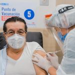 El ministro Fernando Ruiz se vacunó con la dosis de Pfizer. Pertenece al grupo de mayores de 60 años. Fotos Ministerio de Salud