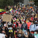 En el Día Internacional de los Trabajadores manifestantes participan en una protesta contra un proyecto de reforma tributaria del presidente de Colombia, Iván Duque, en Bogotá, Colombia, 1 de mayol, 2021. REUTERS/Luisa González