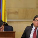 El ministro de Hacienda de Colombia, Alberto Carrasquilla, asiste a un debate sobre un proyecto de ley de reforma tributaria en el Congreso, en Bogotá. REUTERS/Luisa González