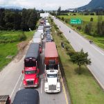 Camioneros bloquean una carretera en medio de las protestas contra el Gobierno del presidente colombiano, Iván Duque, cerca al municipio de Zipaquirá.Foto tomada con dron. REUTERS/Herbert Villarraga