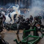 La policía choca con manifestantes en una plaza pública de Bogotá durante las protestas que han dejado al menos 24 muertos y 87 desaparecidos. Foto Federico Ríos para The New York Times