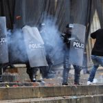 Un manifestante se prepara para lanzar un objeto hacia la agentes de la policía durante las protestas contra la pobreza y la violencia policial, en Bogotá, Colombia, Mayo 5, 2021. REUTERS/Luisa Gonzalez