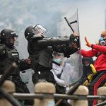 Manifestantes chocan con la policía en Bogotá tras una marcha contra la reforma tributaria del presidente Iván Duque.Foto REUTERS/Luisa Gonzalez