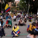 Imagen del día de manifestantes participando en una protesta contra la pobreza y la violencia policial en Bogotá, Colombia, Mayo 6, 2021.  REUTERS/Nathalia Angarita