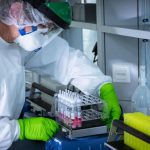 Un Científico desarrolla pruebas de Vacunas para el Coronavirus