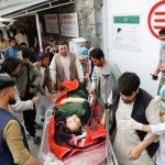 Una mujer herida es trasladada a un hospital tras una explosión en Kabul, Afganistán. 8 de mayo de 2021. REUTERS/Mohammad Ismail