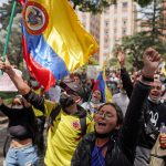 Manifestantes participando en una protesta contra la pobreza y la violencia policial en Bogotá,   REUTERS/Nathalia Angarita  NO REVENTA. NO ARCHIVOS