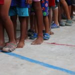 Niños inmigrantes venezolanos hacen fila dentro de un coliseo adaptado como centro de refugio temporal en Arauquita. REUTERS/Luisa González