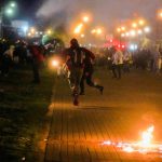 Manifestantes corren mientras caen gases lacrimógenos durante una protesta que exige medidas gubernamentales para abordar la pobreza, la violencia policial y las desigualdades en los sistemas de salud y educación, en Bogotá, Colombia, 10 mayo 2021. REUTERS/Nathalia Angarita
NO USAR PARA VENTAS, NI ARCHIVOS.