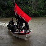 Guerrilleros del Ejército de Liberación Nacional (ELN) se desplazan en un lancha por un río en las selvas del departamento del Chocó. REUTERS/Federico Rios