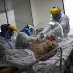 Un médico y dos enfermeras atienden un paciente contagiado con COVID-19 en la Unidad de Cuidados Intensivos del Hospital El Tunal de Bogotá. REUTERS/Luisa González