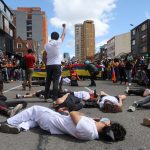 Manifestantes participan en una protesta exigiendo acciones del gobierno para abordar la pobreza, la violencia policial y las desigualdades en los sistemas de salud y educación, en Bogotá
REUTERS/Luisa González