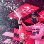 El ciclista colombiano del Ineos Grenadiers Egan Bernal celebra vestido con la 'maglia rosa' en el podio al final de la etapa 9 del Giro de Italia. Castel di Sangro, Italia. 16 mayo 2021. REUTERS/Jennifer Lorenzini
