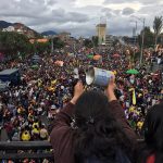 Manifestantes se reúnen en Bogotá en una nueva jornada de protestas.Foto vía Twiter@LasernaBogota