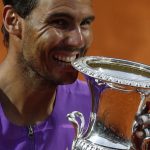 El tenista español Rafael Nadal celebra con el trofeo del Abierto de Roma tras ganar la final ante el serbio Novak Djokovic en el Foro Itálico, Roma, Italia. 16 amyo 2021. REUTERS/Guglielmo Mangiapane