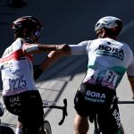 Fernando Gaviria y el Agradecimiento de Peter Sagan en la ddcima etapa del Giro 2021.Foto Twiter Giro