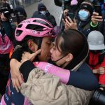 Egan Bernal recibe las fecitaciones de su noticia al ganar la etapa 16 del Giro