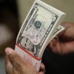 Billetes de cinco dólares es inspeccionado en la Oficina de Grabado e Impresión de Washington. REUTERS/Gary Cameron/File Photo