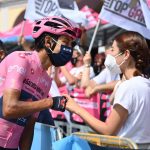 Egan Bernal  es felicitado por su novia cuando esta a a 30 kilómetros de ser el ganados del Giro de Italia del 2021