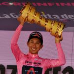 El ciclista colombiano del Ineos Grenadiers Egan Arley Bernal Gómez en el podio mientras celebra con el trofeo la maglia rosa y la victoria en el Giro de Italia, en Milán, Italia, 30 de mayo, 2021. REUTERS/Jennifer Lorenzini