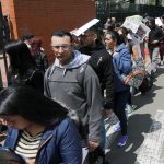 Personas hacen fila para entregar sus aplicaciones en búsqueda de empleo en Bogotá. REUTERS/Luisa González