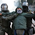 Policías detienen a un manifestante durante una protesta contra el Gobierno en Bogotá. REUTERS/Luisa González