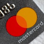Logo de Mastercard en una tarjeta de crédito.REUTERS/Thomas White