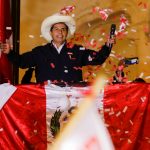 El candidato presidencial de Perú, Pedro Castillo, se dirige a sus seguidores desde la sede del partido "Perú Libre", en Lima, Perú. 8 de junio de 2021. REUTERS/Sebastián Castañeda