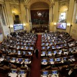 Senadores debaten un proyecto de ley en la sede del Congreso en Bogotá.