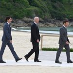 Primer ministro de Canadá, Justin Trudeau, el Presidente de EEUU, Joe Biden, y el de Francia, Emmanuel Macron, llegando a la reunión del G7 en Carbis Bay, Cornwall Jun 11, 2021. Leon Neal/Pool via REUTERS