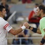 El serbio Novak Djokovic se saluda con Rafael Nadal tras vencerlo y avanzar a la final del Abierto de Francia, Roland Garros, París, Francia - Junio 11, 2021 REUTERS/Sarah Meyssonnier