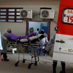 Un paciente que se sospecha tiene COVID-19 es subido a una ambulancia por personal médico, en Río de Janeiro. REUTERS / Pilar Olivares