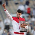 El tenista serbio Novak Djokovic celebra con el trofeo su triunfo en la final del Abierto de Francia contra el griego Stefanos Tsitsipas en Roland Garros, París, Francia. - Junio 13, 2021 REUTERS/Benoit Tessier