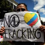 Un hombre sostiene un cartel que dice: "No al fracking", durante una protesta contra el uso del fracking, en Bogotá,  REUTERS/Luisa González