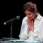 Ingrid Betancourt, excandidata presidencial colombiana y quien permaneciera secuestrada por las FARC, reacciona mientras habla durante un acto de reconocimiento de responsabilidades de secuestros por parte de las FARC en la que participaron exmiembros de la guerrilla, en Bogotá, Colombia, Junio 23, 2021. REUTERS/Luisa Gonzalez