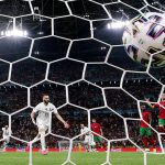 El francés Karim Benzema celebra la anotación de su primer gol mientras el portugués Pepe reacciona. REUTERS/Bernadett Szabo