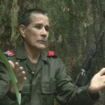 El comandante del grupo guerrillero colombiano Ejército de Liberación Nacional (ELN), Nicolás Rodríguez, conocido como "Gabino", gesticula mientras habla en respuesta a las preguntas de Reuters en un campamento oculto en la selva, en esta imagen fija tomada de un vídeo sin fecha. 27 de agosto de 2012. REUTERS/ELN vía Reuters TV