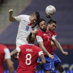El futbolista de Paraguay Braian Samudio anotando el primer gol ante Chile. 
REUTERS/Ueslei Marcelino