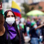 Una mujer gesticula durante una protesta contra las agresiones sexuales de la policía y el exceso de fuerza pública contra las protestas pacíficas, en Bogotá. REUTERS/Nathalia Angarita