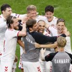 Celebración de daneses por el triunfo ante Gales en la Eurocopa 2020
