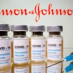 Frascos con una etiqueta que dice "COVID-19 / Vacuna contra el coronavirus / Solo inyección" y una jeringa médica frente al logotipo de Johnson & Johnson. REUTERS/Dado Ruvic/Foto de archivo