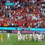 Futbolistas españoles celebrando con los hinchas la clasificación a los cuartos de final de la Euro
Pool via REUTERS/Wolfgang Rattay
