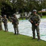 Policías y soldados custodian más de 12 toneladas de cocaína incautada en Apartado, Presidencia de Colombia/vía REUTERS