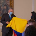 El presidente Ivan Duque hace entrega del pabellón a Mariana Pajon.