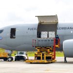 En un avión de la Fuerza Aérea Colombiana arribaron al país 2,5 millones de dosis de vacunas de la farmacéutica Janssen, donadas por el Gobierno del Presidente de Estados Unidos, Joe Biden. Foto David Romo – PRESIDENCIA
