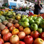 Un hombre compra verduras y frutas en una plaza de mercado de la ciudad de Cali. REUTERS/Jaime Saldarriaga